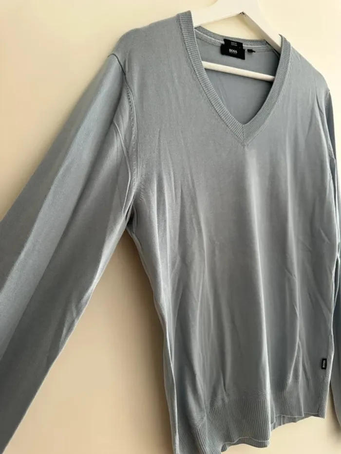 Pull bleu Hugo Boss en col V - taille S - photo numéro 6