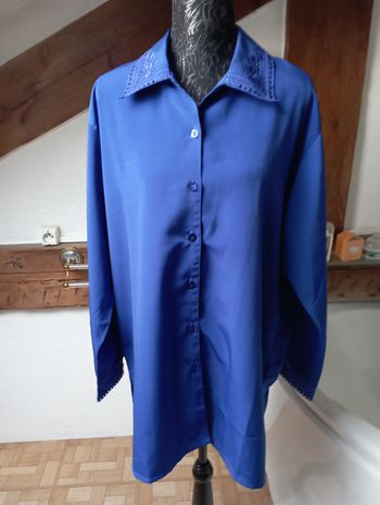 chemise bleue - manches et col brodées