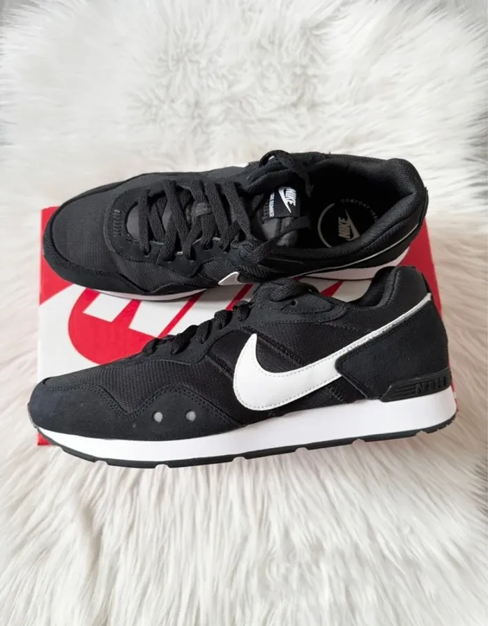 Nike Venture Runner – Taille 44,5 – noir/blanc – Neuf avec étiquette