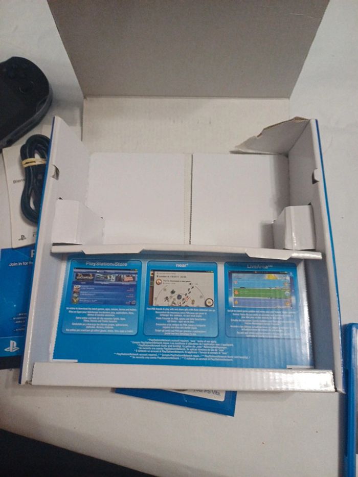 PS Vita Wi-Fi PCH-1004 en boite - photo numéro 10