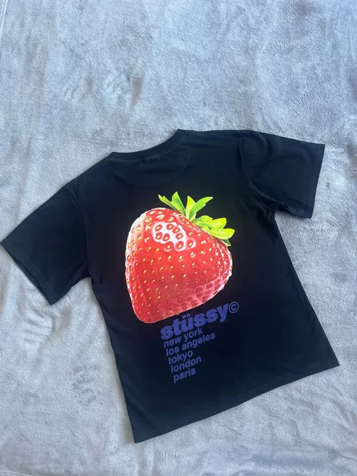 Tee-shirt Stüssy bleu foncée “fraise” Rare visuel fruité – Taille S