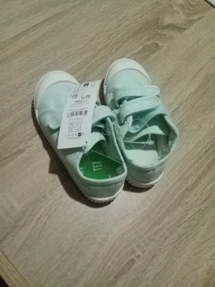 Chaussures neuves scratch 27