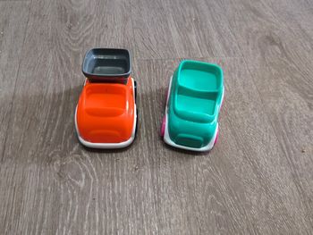 2 voitures en plastique