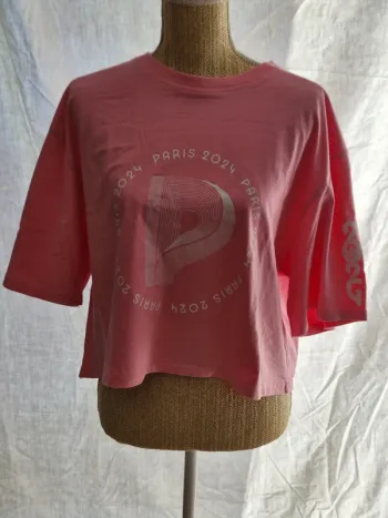 Crop top plus un mini short Paris 2024