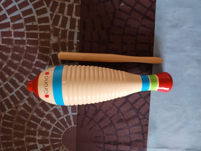 instrument de musique a gratter en bois grund