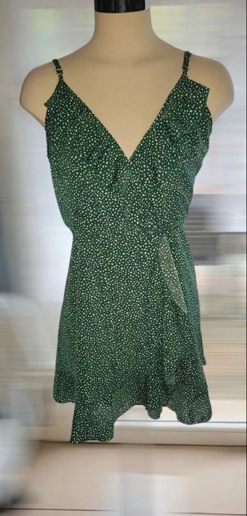 Robe portefeuille verte à pois blancs – élégante et légère, parfaite pour l’été