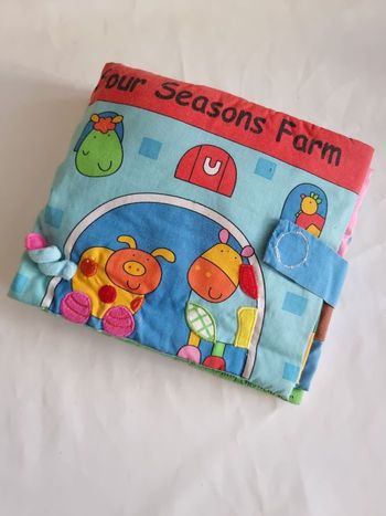 Grand et gros livre en tissus Four seasons farm en anglais