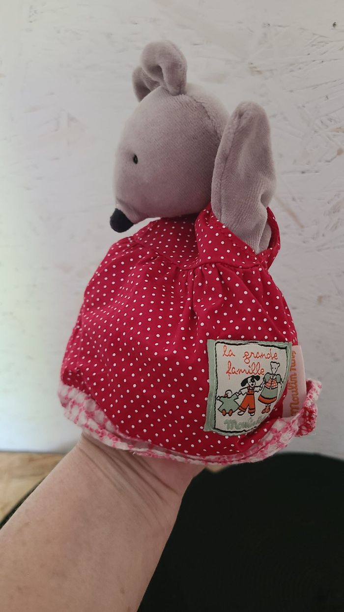 Doudou marionnette Nini la souris MOULIN ROTY La Grande Famille robe rouge 25 cm - photo numéro 5