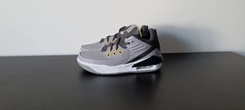 Jordan Max Aura 5 – Taille 38 – Couleur Gris Ciment – Neuves