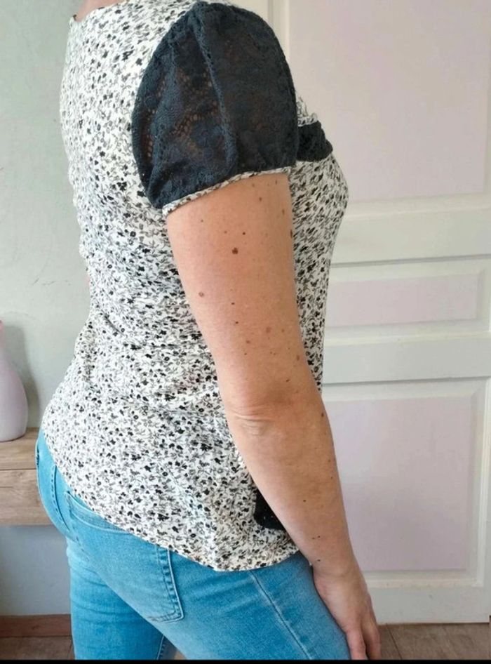 T-shirt fleuri dentelle Promod T34 Excellent état - photo numéro 2
