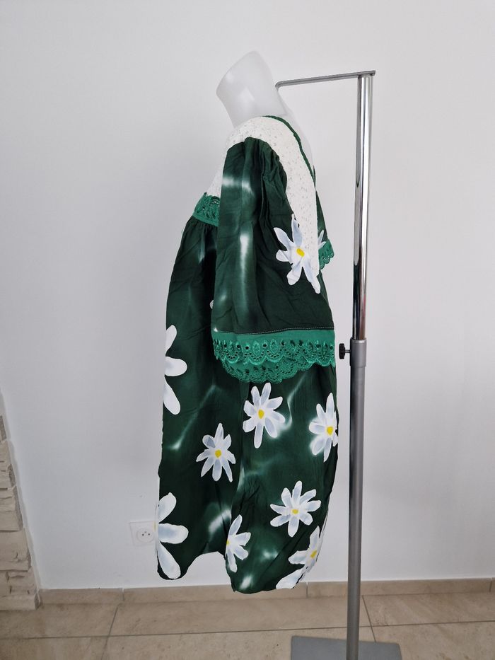 Robe polynésienne verte foncé à fleurs blanche avec détail dentelle - photo numéro 3