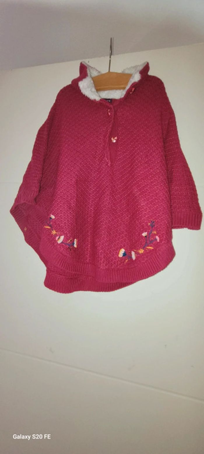 Très jolie cape avec pressions Sergent major en laine avec broderies parfait état taille 8 ans