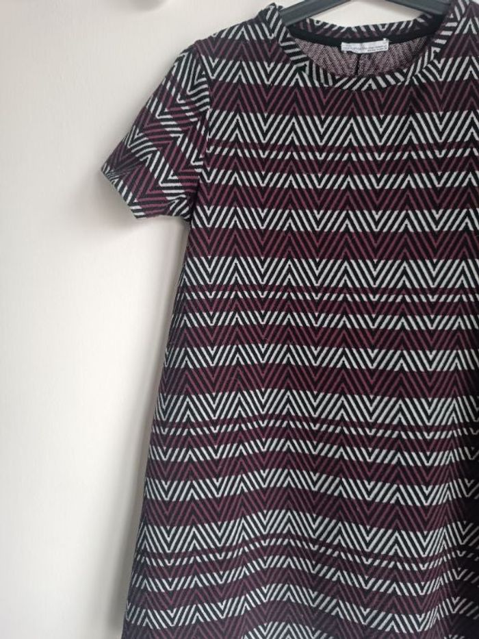 Robe Zig Zag Prune Noire et Blanche Zara Taille M En très bon état