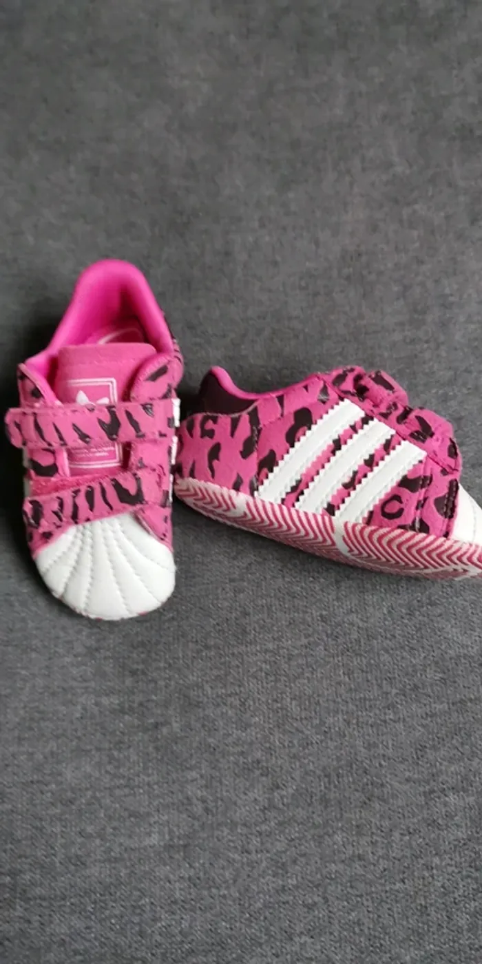 Baskets Adidas taille 17 - photo numéro 2