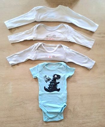 Lot 4 bodies tex 6 mois