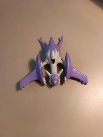 Une figurine Pokémon mega Latios McDonald's 2016