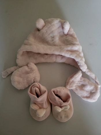 Ensemble bonnet moufles et chaussons 1-3 mois