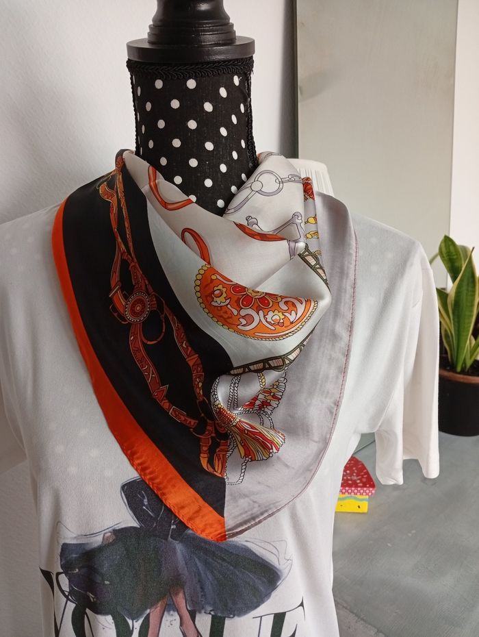 Carré en soie multi-usages - photo numéro 2