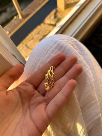 Broche doré