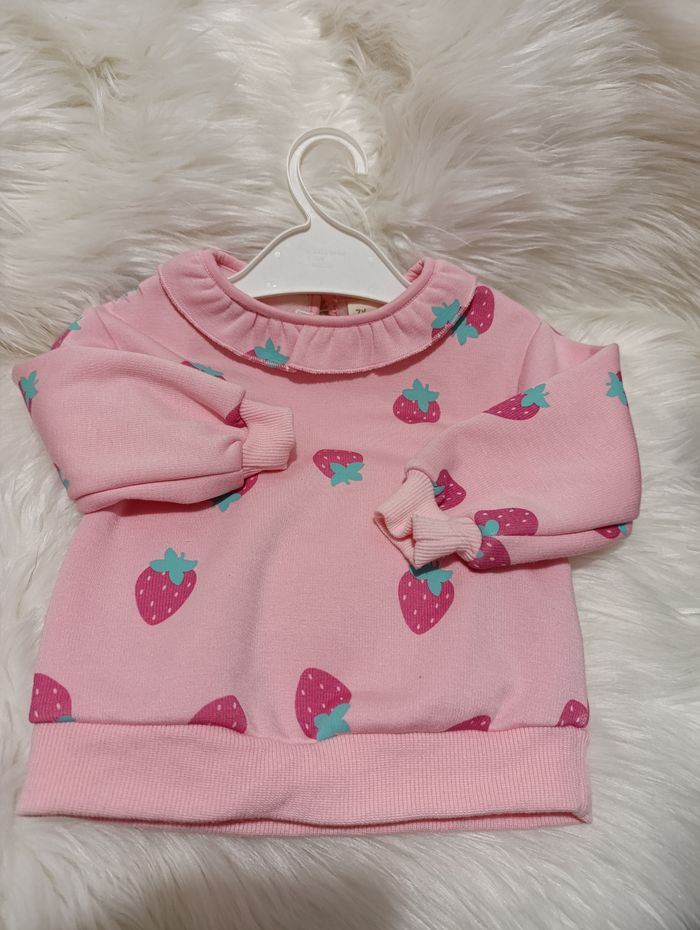 Haut pull à motif fraise