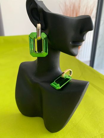 Jolies boucles d’oreilles pendantes rectangulaires vertes et dorées en acrylique