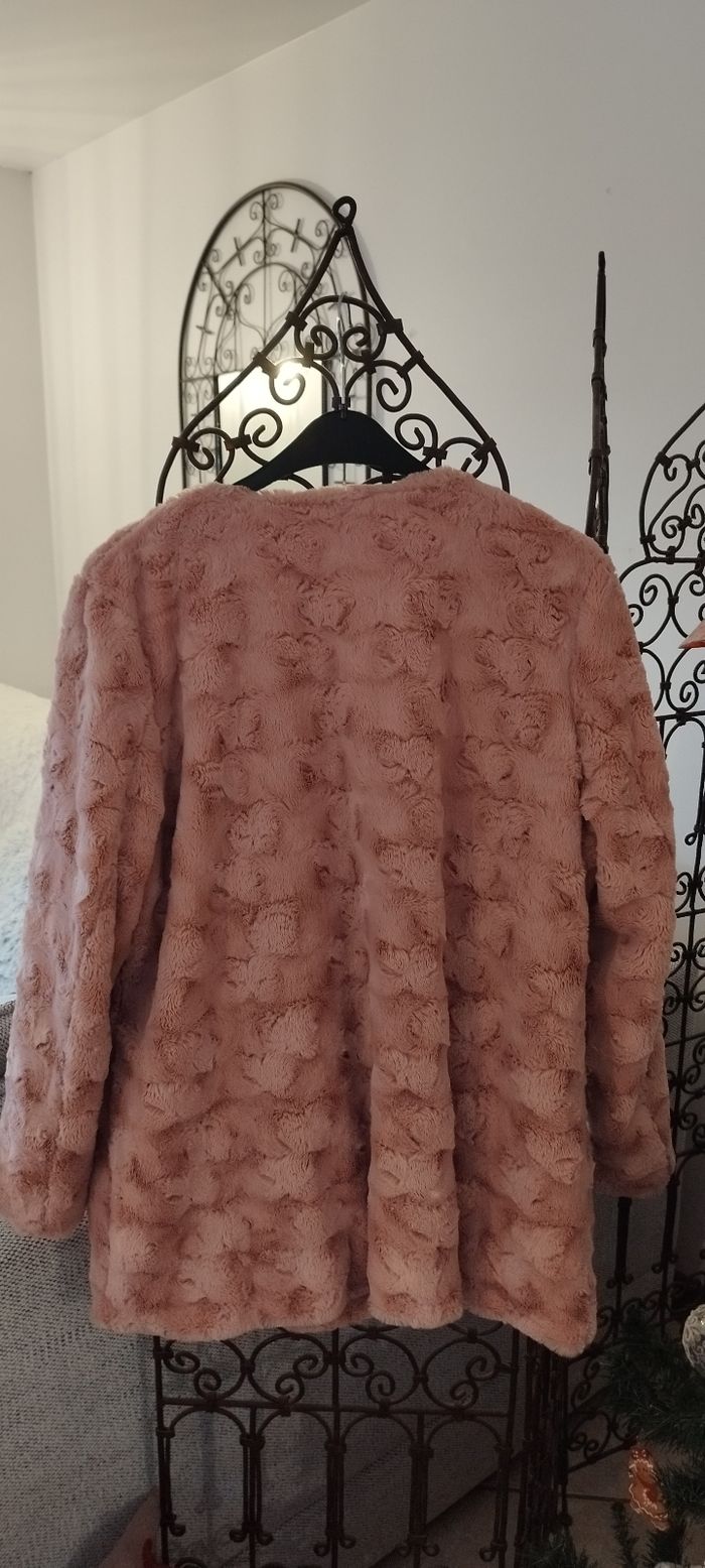 Veste manteau fourrure 3/4 C&A grande taille 48, couleur vieux rose, avec boutons et poches. Neuf - photo numéro 4