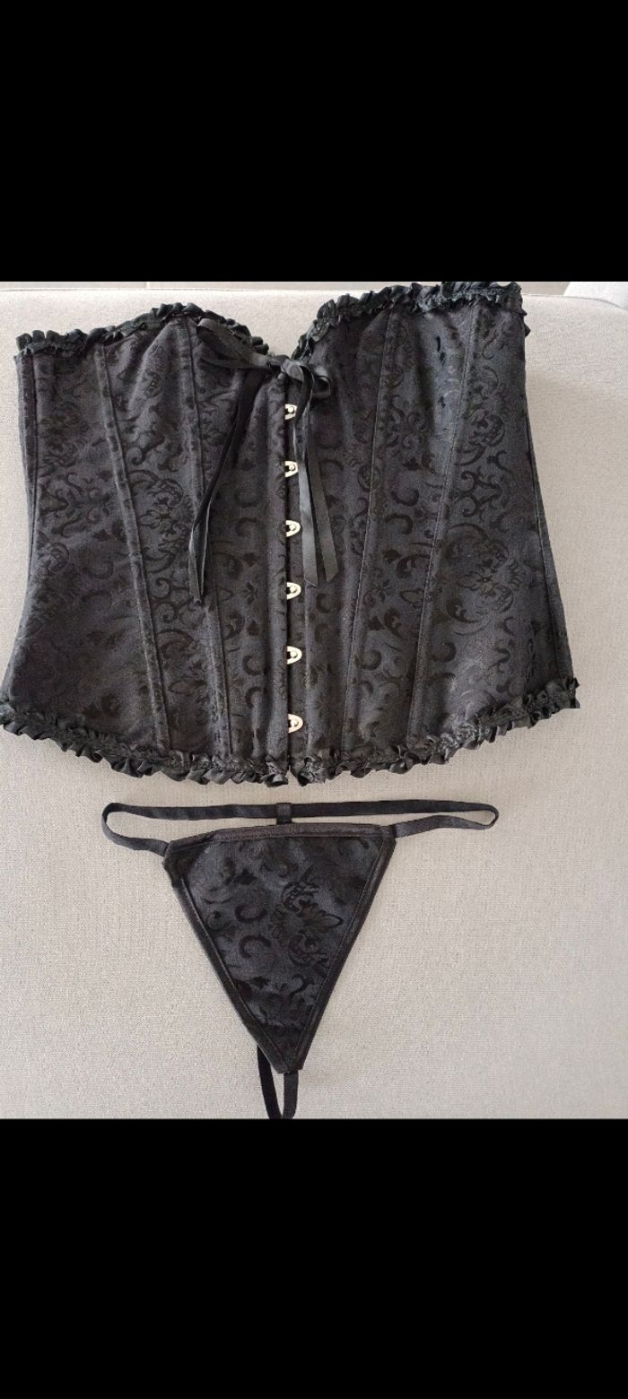 Corset noir et string assorti neuf