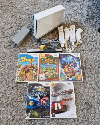 Lot Console Nintendo Wii + 2 Manettes & 5 Jeux