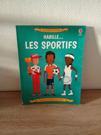 Livre d'autocollants "habille les sportifs"