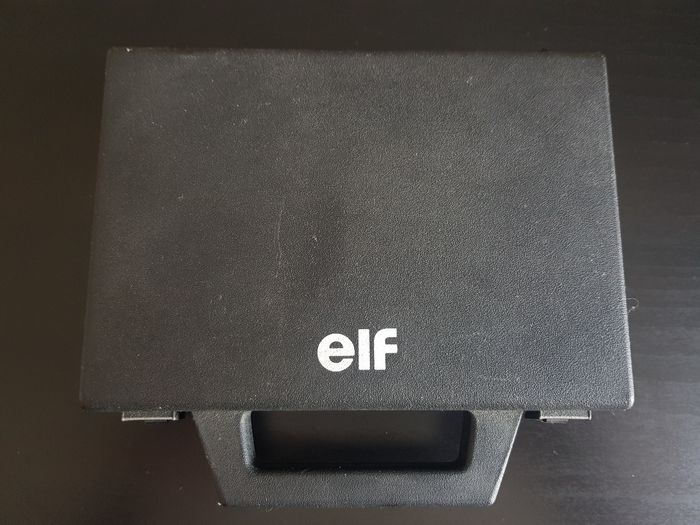 Coffret de 11 pin's ELF
