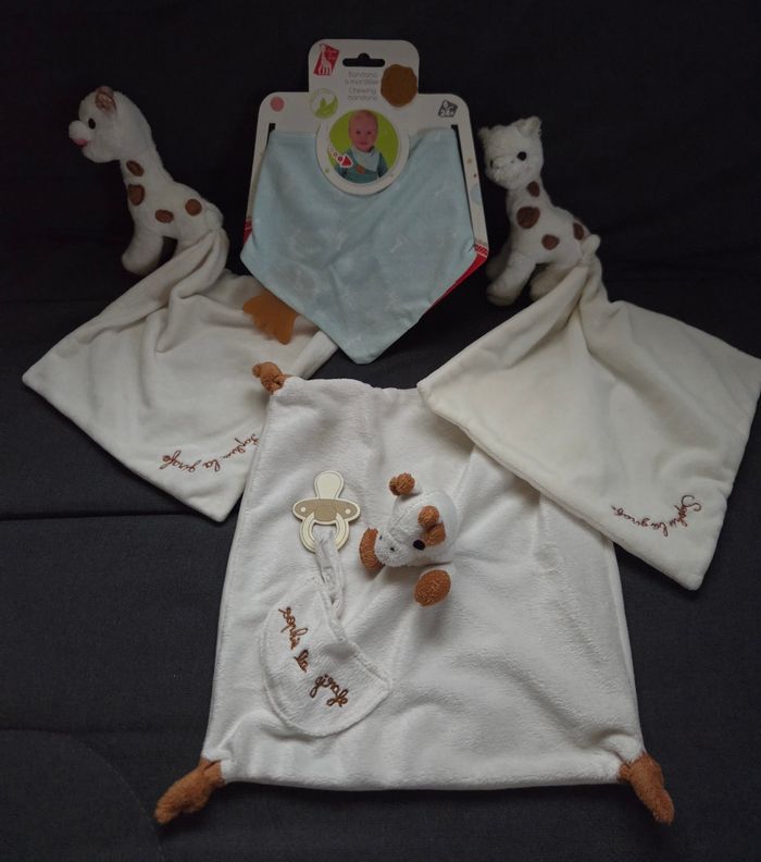 Girafe Sophie la girafe Peluches avec mouchoir ,bandana a mordiller , doudou - Vulli