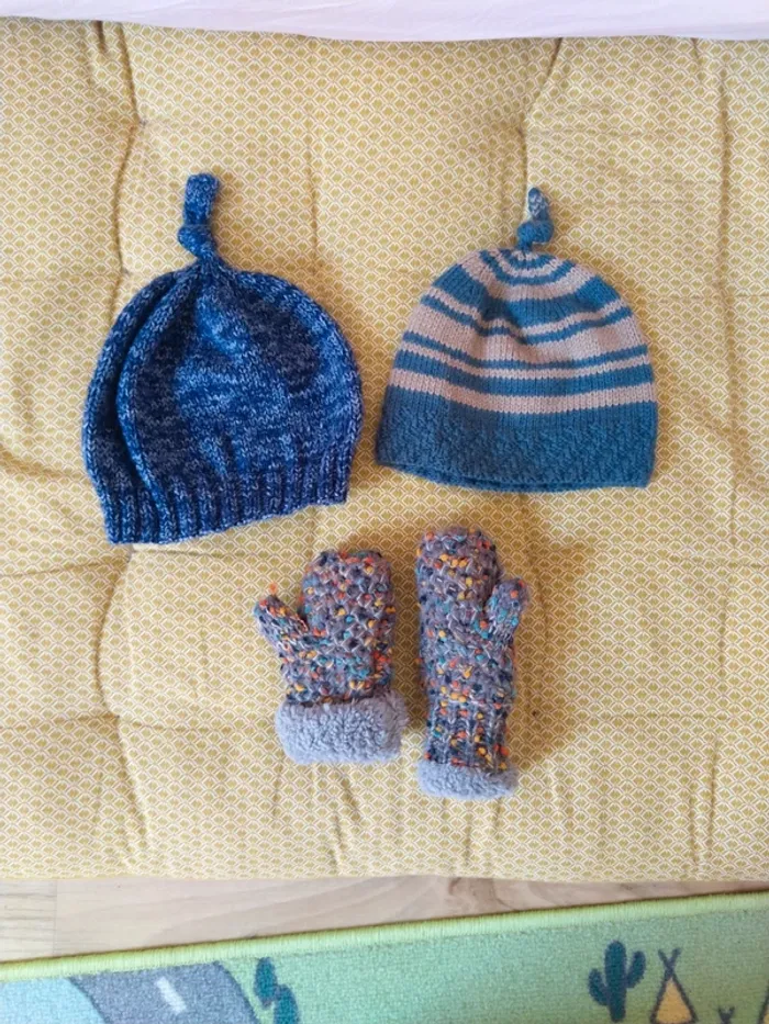 Lot bonnets et moufles taille 1-2 ans