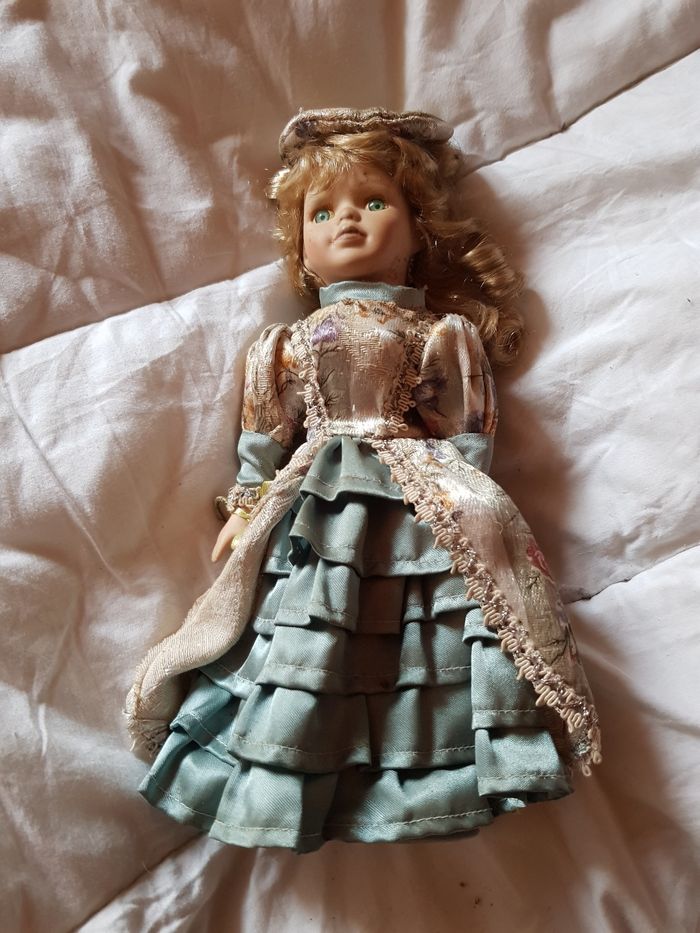 Poupée de collection en porcelaine