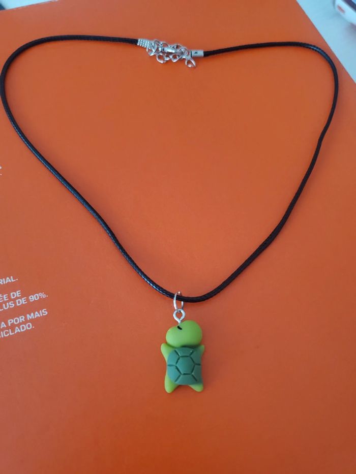 🔆 Collier noir avec tortue verte - photo numéro 2