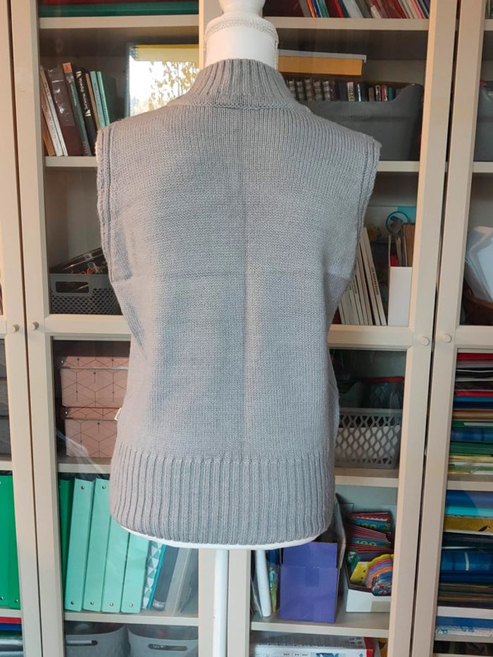 Pull sans manches Lacoste gris, col roulé, maille douce, taille 42, idéal pour la mi-saison - photo numéro 2