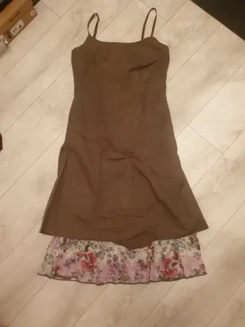 Robe longue kaki et fleurie