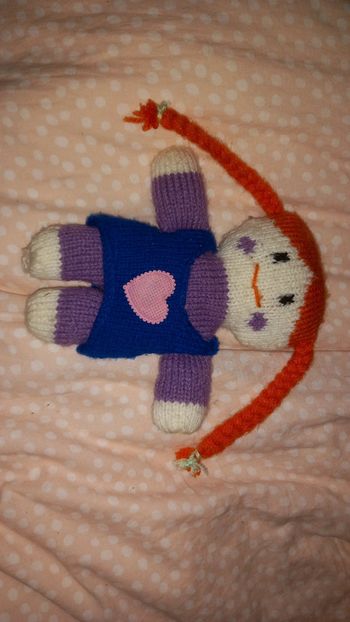 Doudou poupée en tricot
