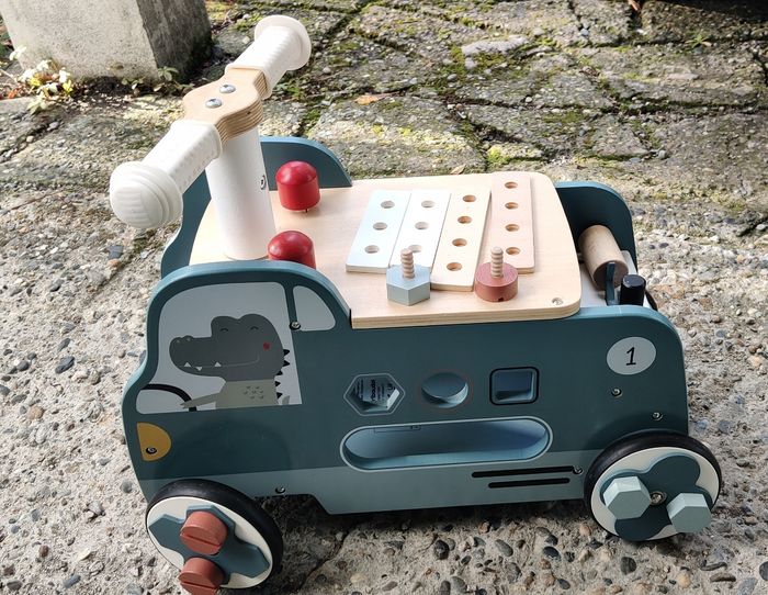 Petite voiture de bricolage en bois