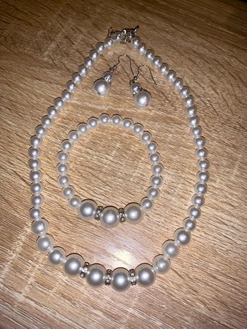Collier bracelet et boucle d’oreille en perle