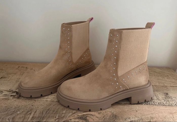 Bottines tendances à clous et élastique VW.