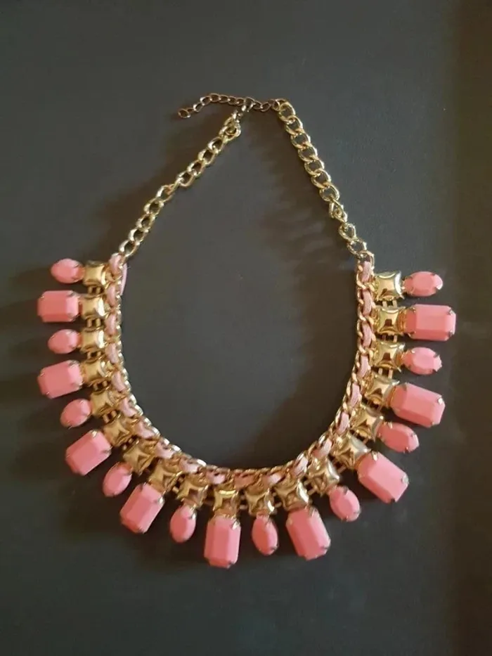 Collier .femme doré, rose .45 cm Neuf sans étiquette