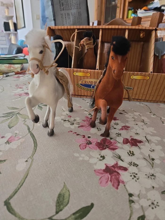 Coffret vintage Grand Derby – Écurie + 4 chevaux + accessoires – Années 80 - photo numéro 8
