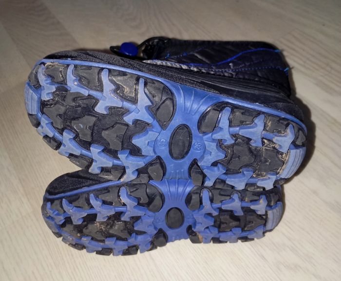 Bottes de ski après-ski bleu marine avec fermeture éclair sur le devant pour mieux les enfiler et lien de serrage 
P. 25-26 - photo numéro 4