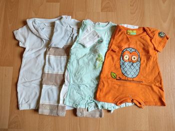 Lot de 4 barboteuses H&M en 3M