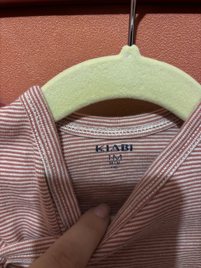 Lot bodies 1 mois - photo numéro 5