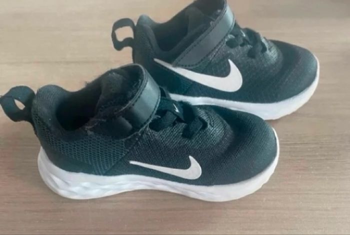 Baskets Nike garçon noir pointure 22 - photo numéro 2