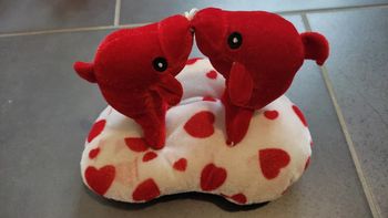 Peluche coeur duo de dauphins