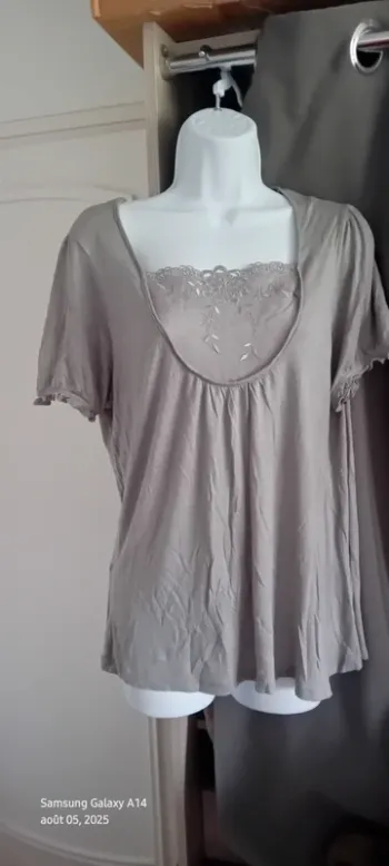 Haut manches courtes décolleté avec broderies ajourée motif fleurs gris femme 44 Anne Weyburn