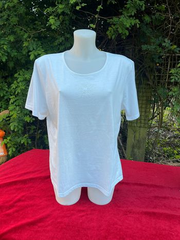 Superbe tee shrirt blanc avec soleil en strass argentée T 46
