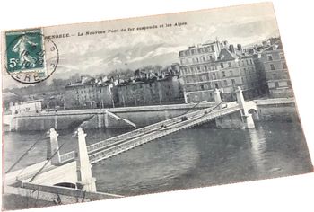Carte postale ancienne Grenoble (Isère) Le nouveau Pont de fer suspendu et les Alpes